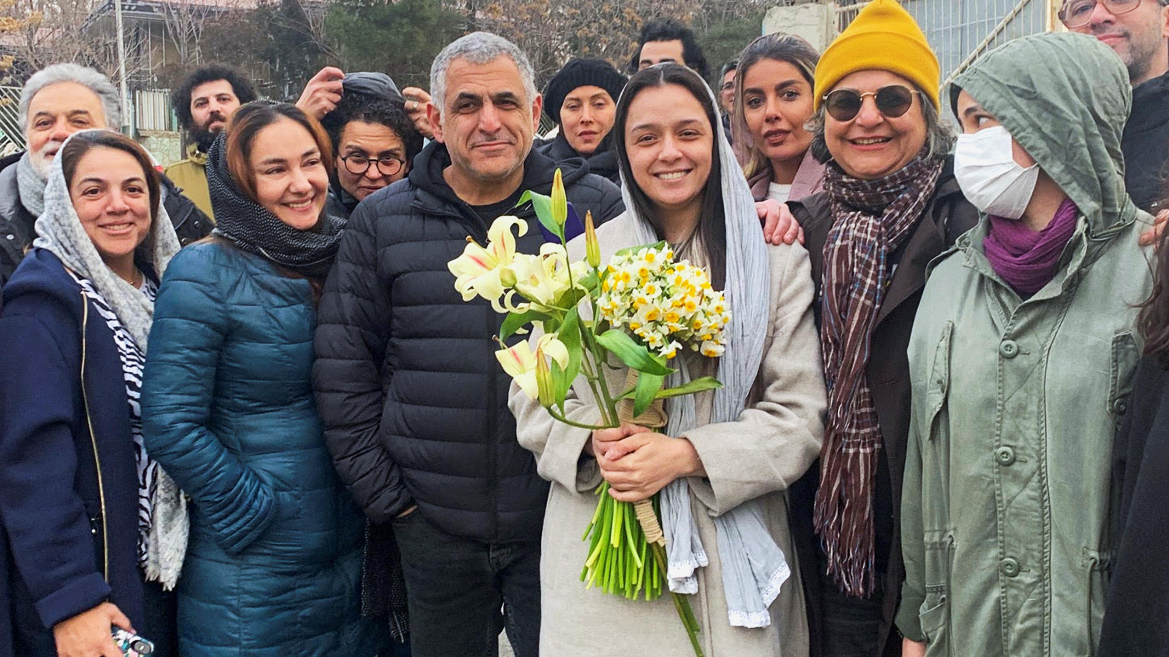 Die iranische Schauspielerin Taraneh Alidoosti ist lächelnd mit Blumen in den Händen zu sehen und umringt von ihren Unterstützern - und mit entblößtem Haar ohne das vorgeschriebene Kopftuch.