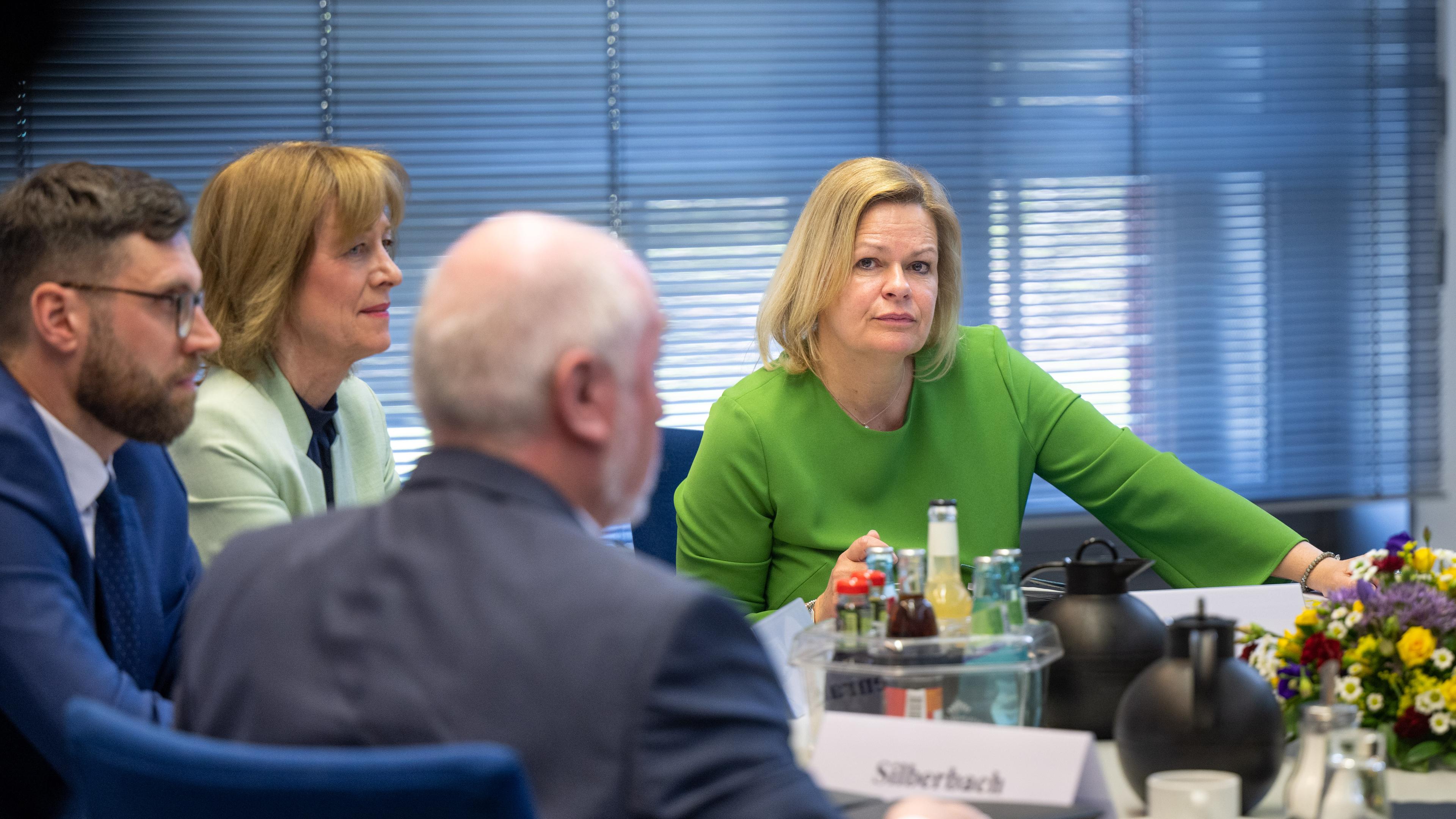 Bundesinnenministerin Nancy Faeser und Karin Welge, Präsidentin der Vereinigung der kommunalen Arbeitgeberverbände, bei den Tarifverhandlungen in Potsdam