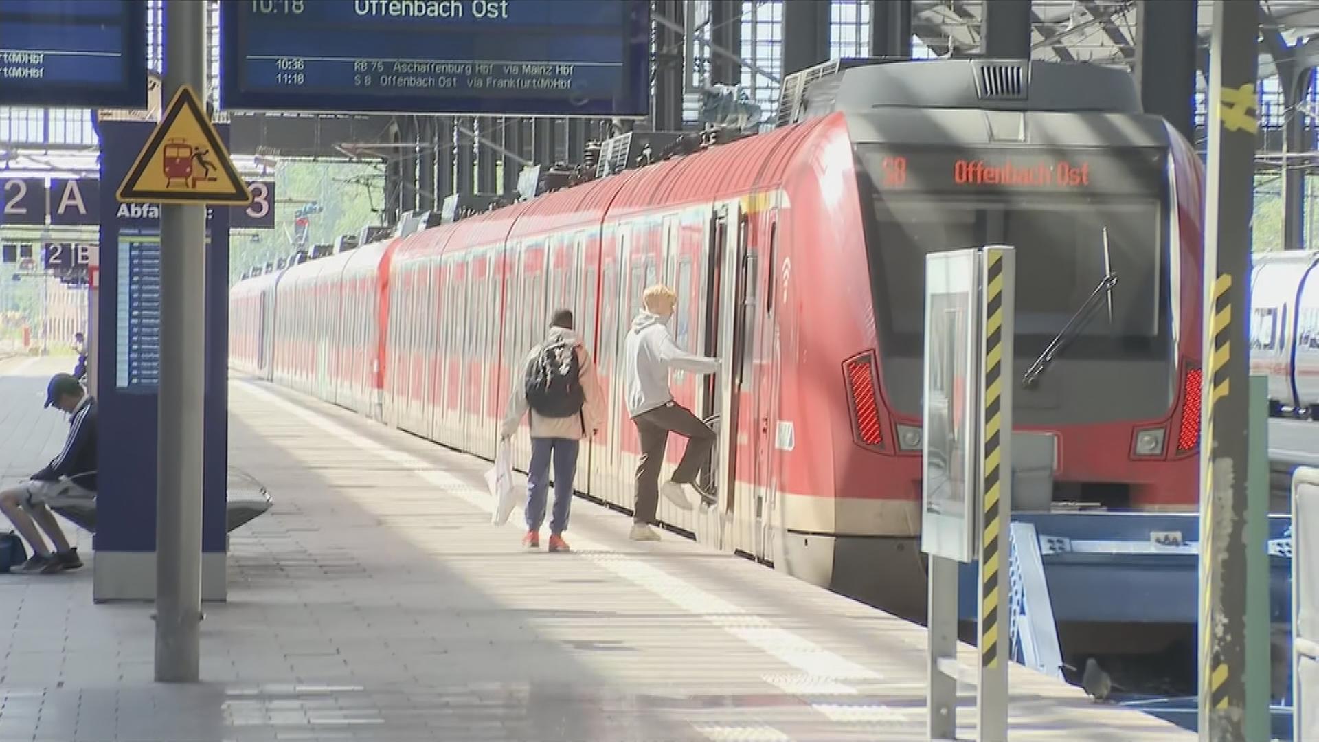 Passagiere, die in eine S-Bahn einsteigen.