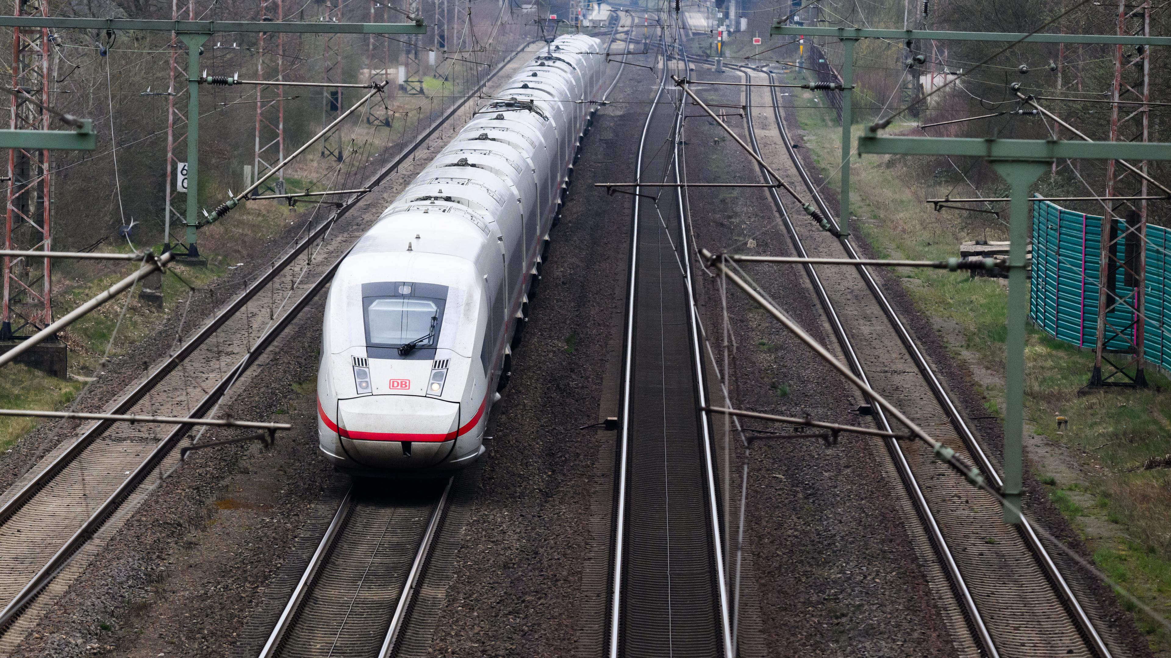 Niedersachsen, Eschede: Ein ICE fährt auf der Bahntrasse zwischen Hannover und Hamburg. 