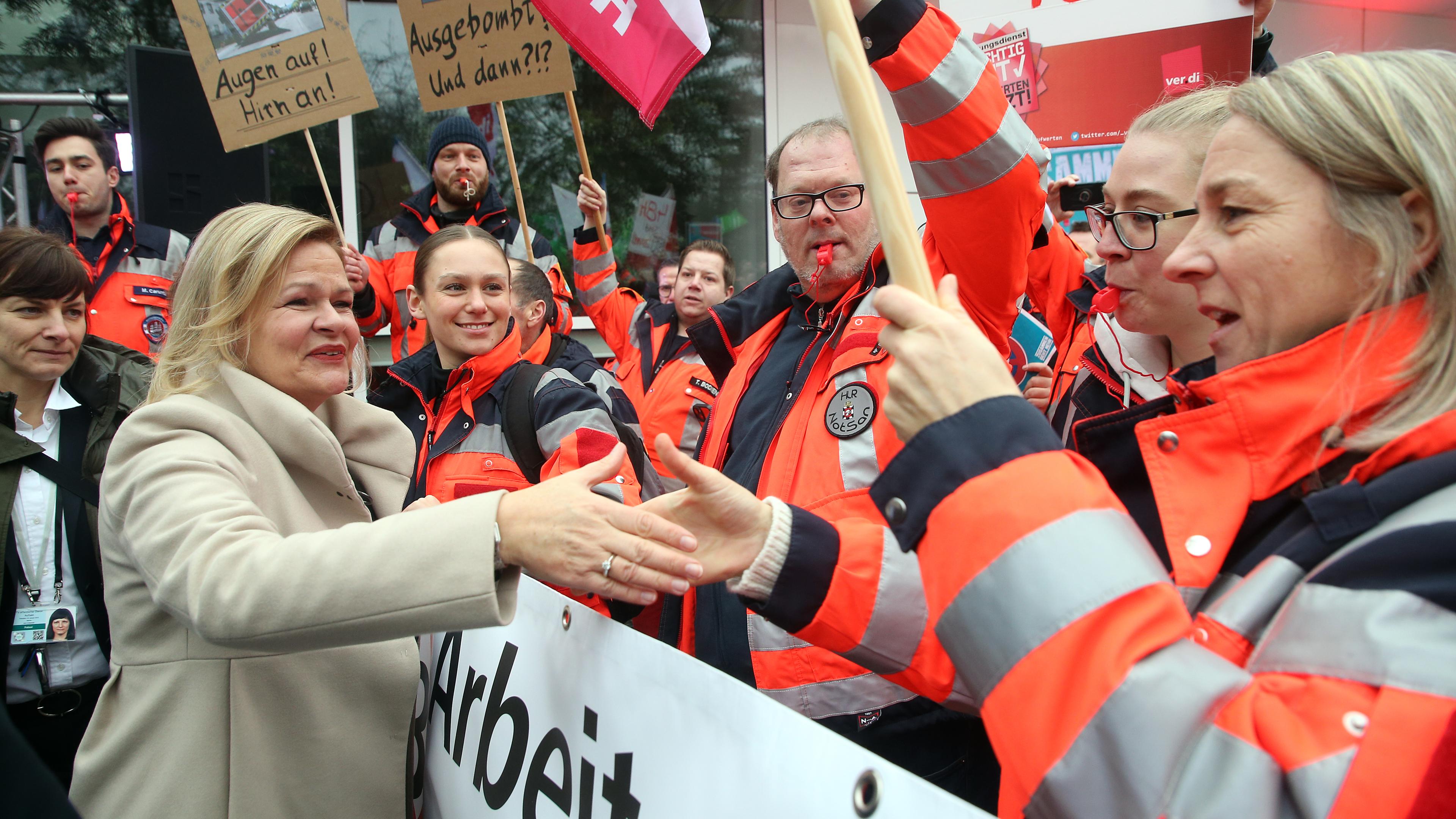Brandenburg, Potsdam: Nancy Faeser (SPD), Bundesinnenministerin, begrüßt vor dem Kongresshotel Gewerkschaftler, die an einer Kundgebung zum Auftakt der Tarifverhandlungen für den öffentlichen Dienst von Bund und Kommunen teilnehmen.
