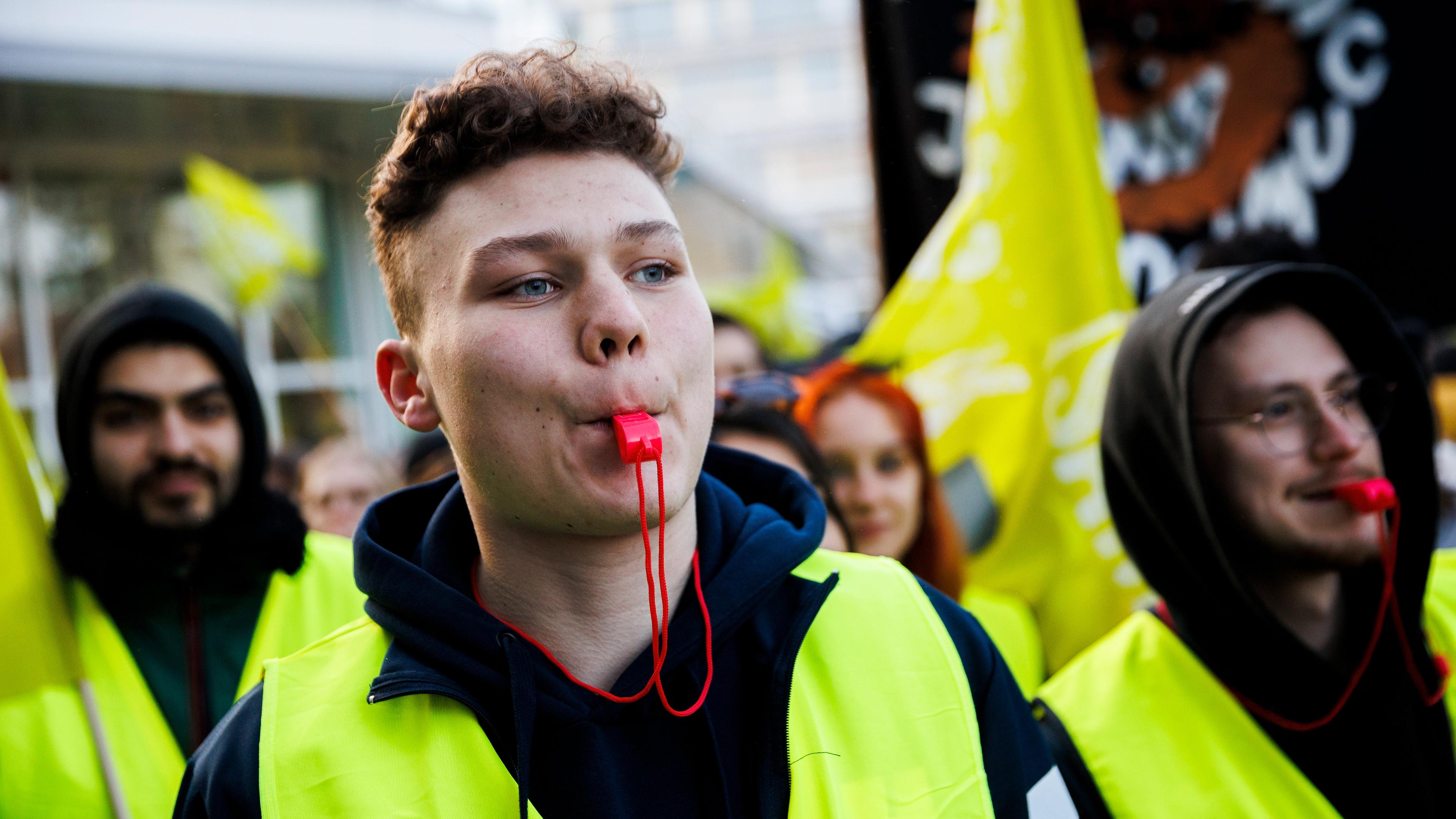 Menschen in gelben Westen demonstrieren in Potsdam