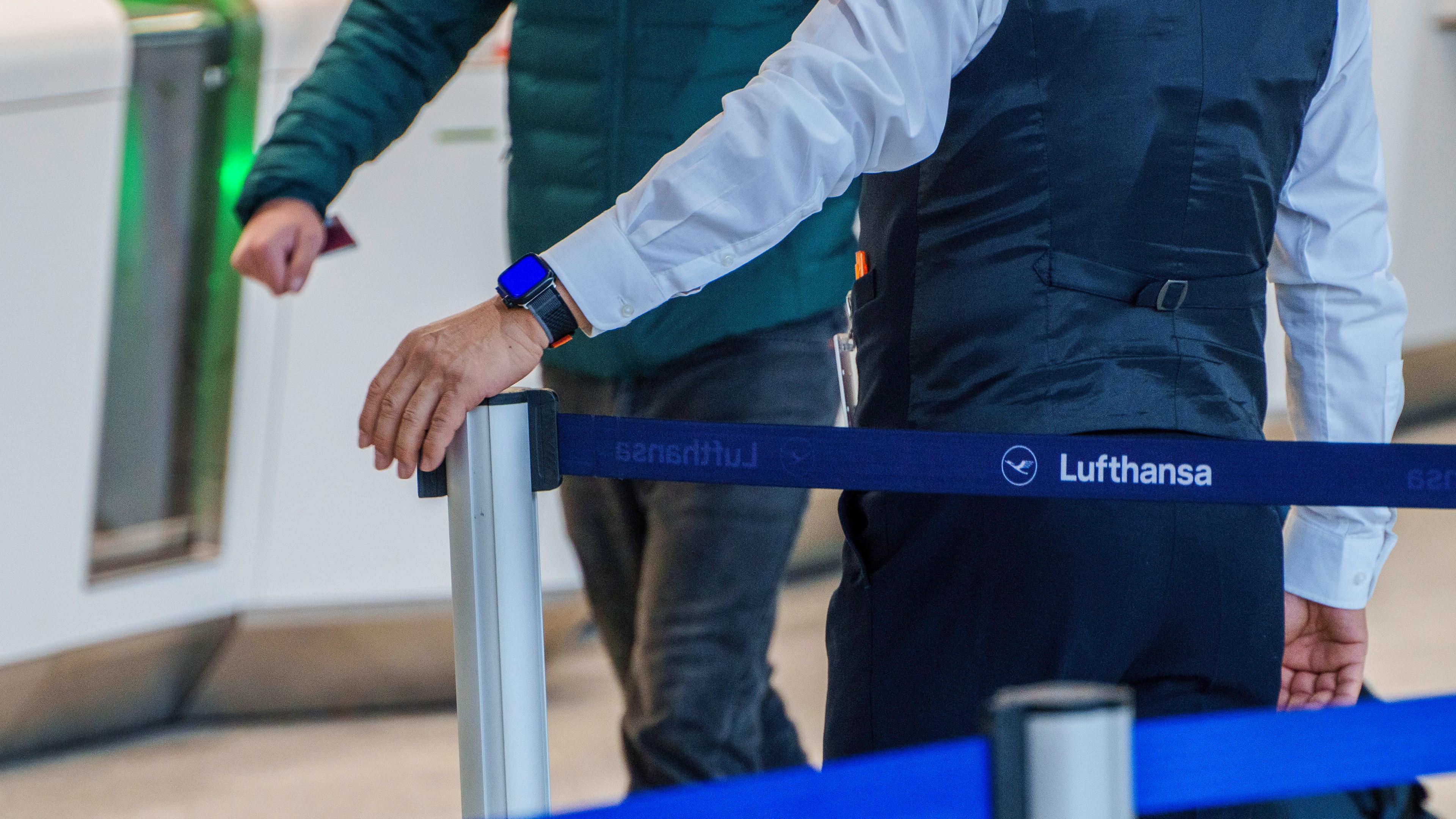 Lufthansa-Mitarbeiter bei der Arbeit