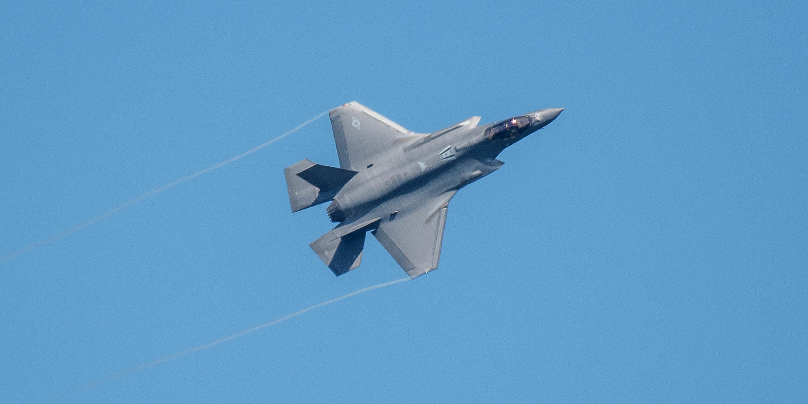 Ein Kampfflugzeug vom Typ F-35 fliegt über der US-Air Base Spangdahlem während der Luftwaffenübung "Air Defender 2023". (14.06.2023)