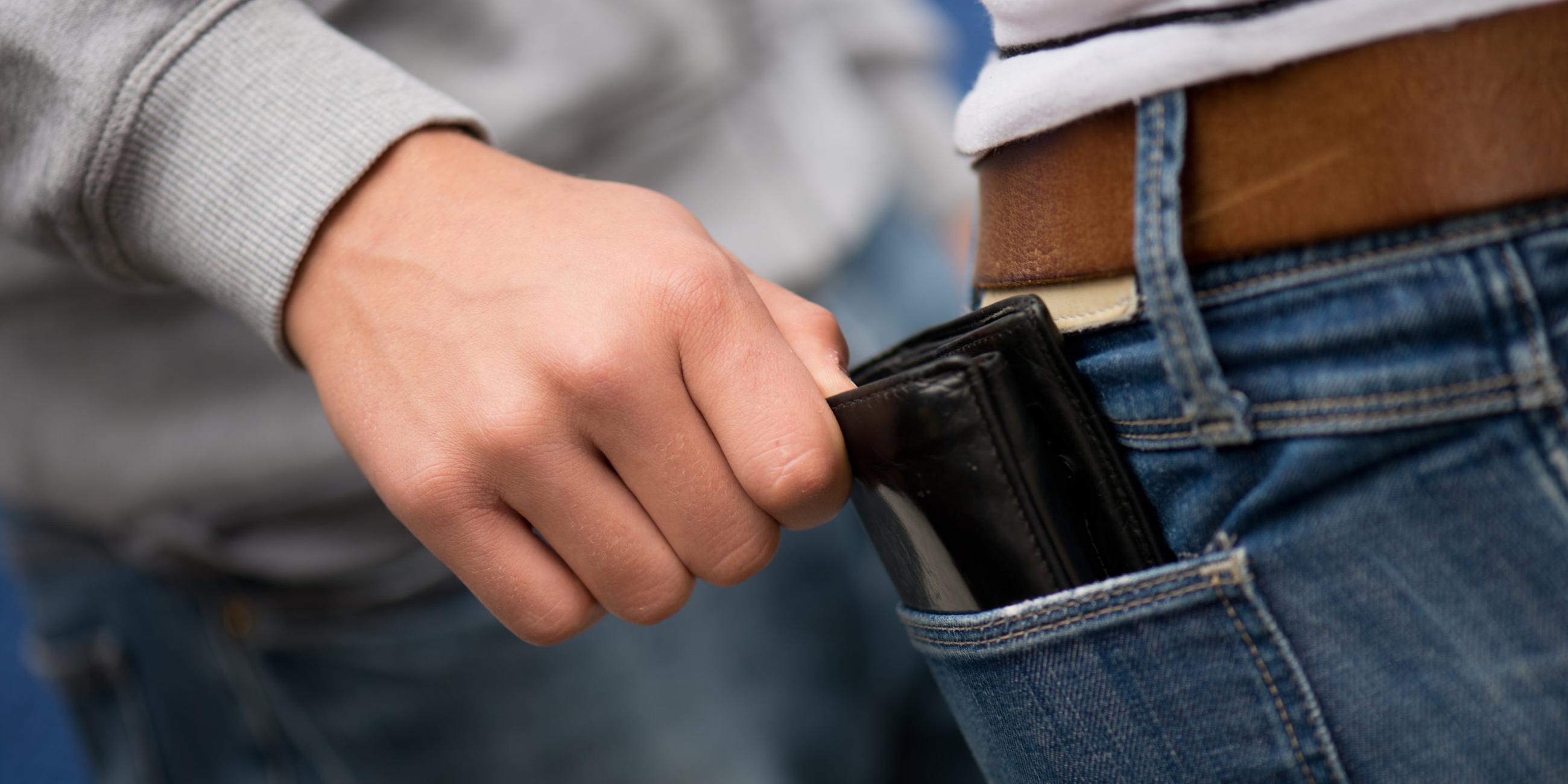Symbobild: Zeigt einen Taschendiebstahl in Aktion