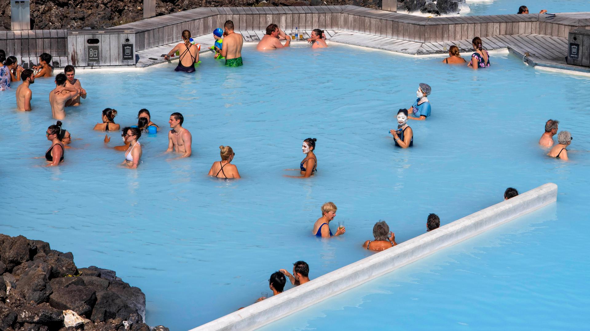 Menschen baden in der Blauen Lagune im Kejimkujik National Park in Neu-Schottland in Kanada
