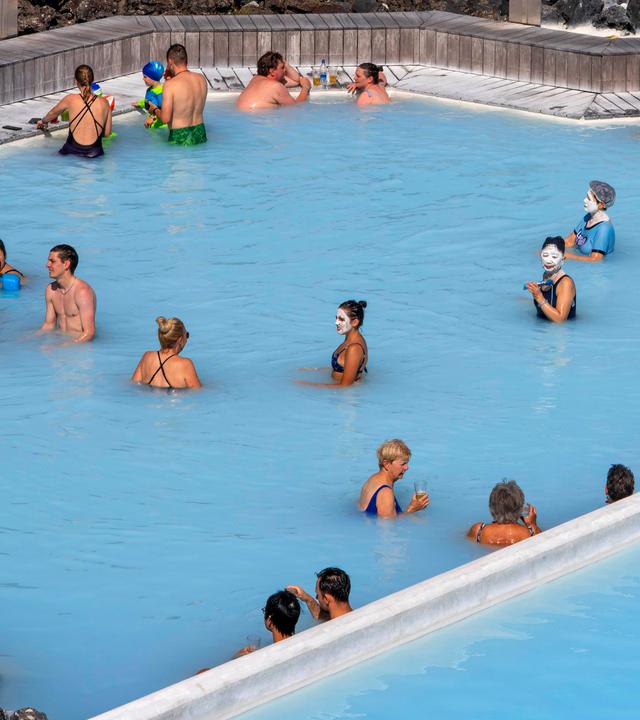 Menschen baden in der Blauen Lagune im Kejimkujik National Park in Neu-Schottland in Kanada