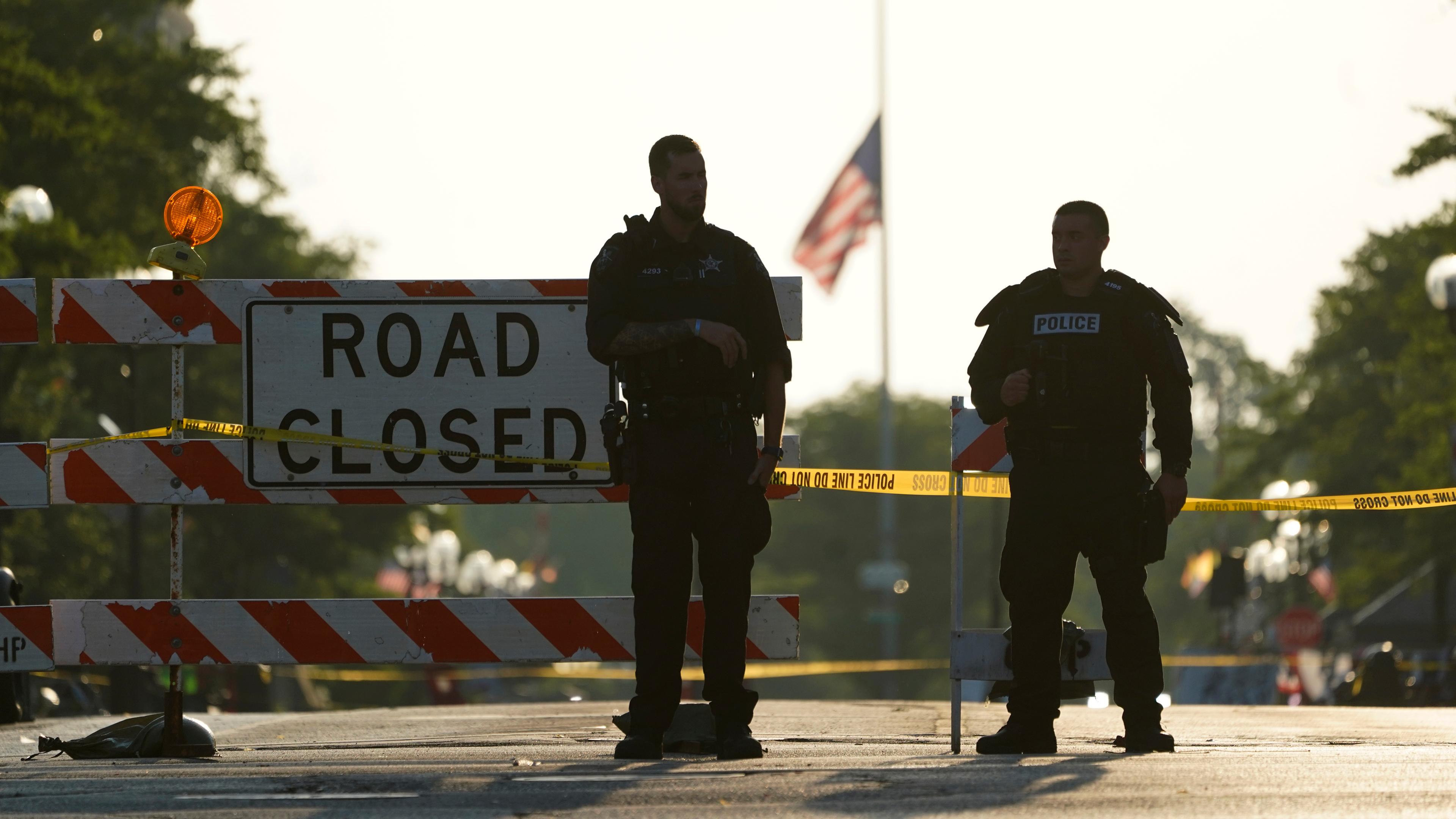 Polizisten bewachen den Tatort in der Stadt Highland Park im US-Bundesstaat Illinois.