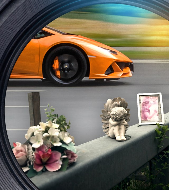 Collage: im Hintergrund ein orangener Sportwagen auf eine Landstraße und im Vordergrund eine Leitplanke auf der ein Kreuz mit Blumen steht, sowie ein Foto eines Opfers und einer Engelsfigur stehen