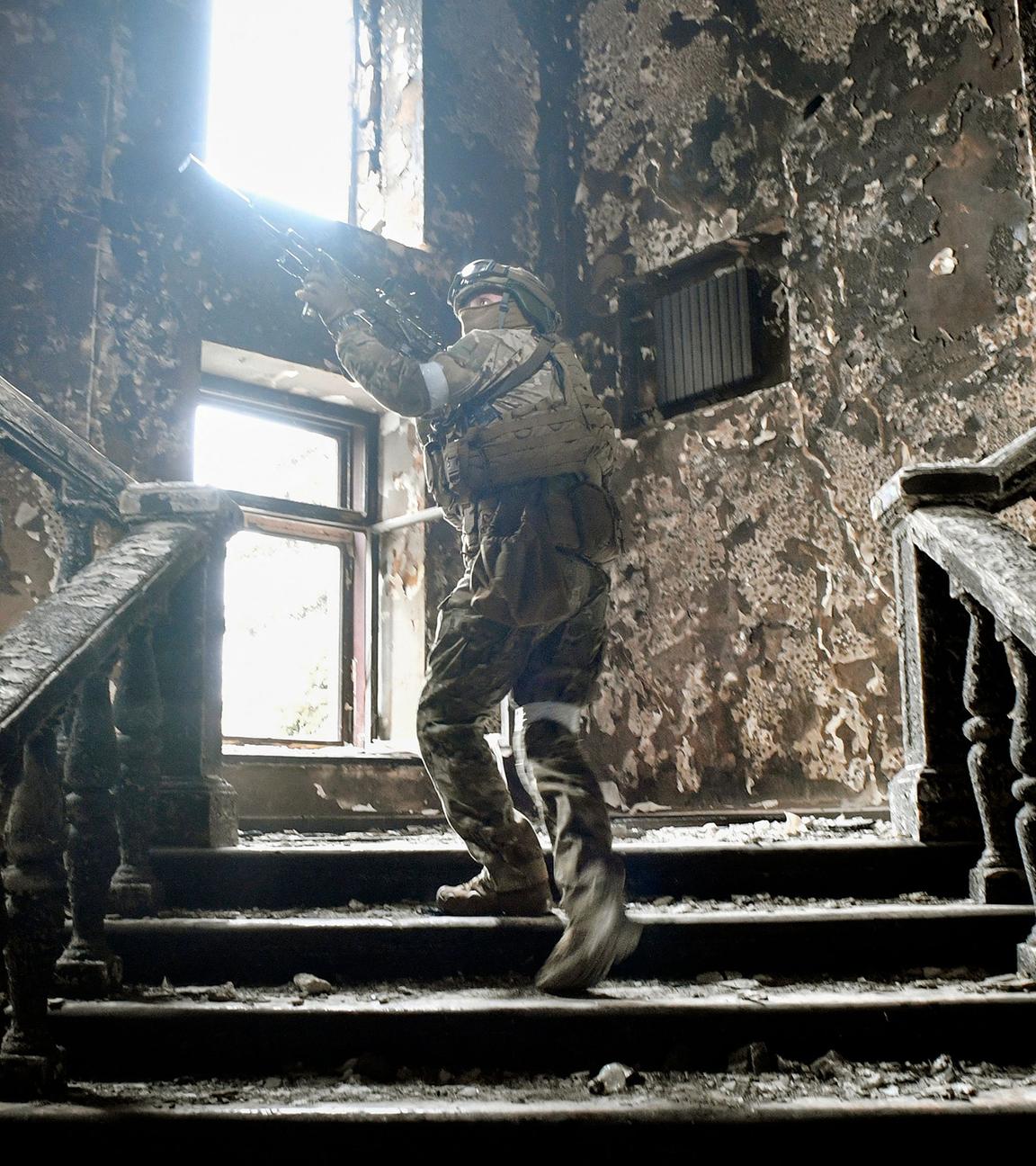 Ukrainischer Soldat in einem Feld im Donbas