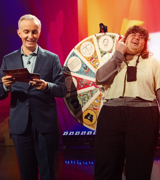 Jan Böhmermann mit Kandidatinnen beim Spiel "Tattoo-Rad".