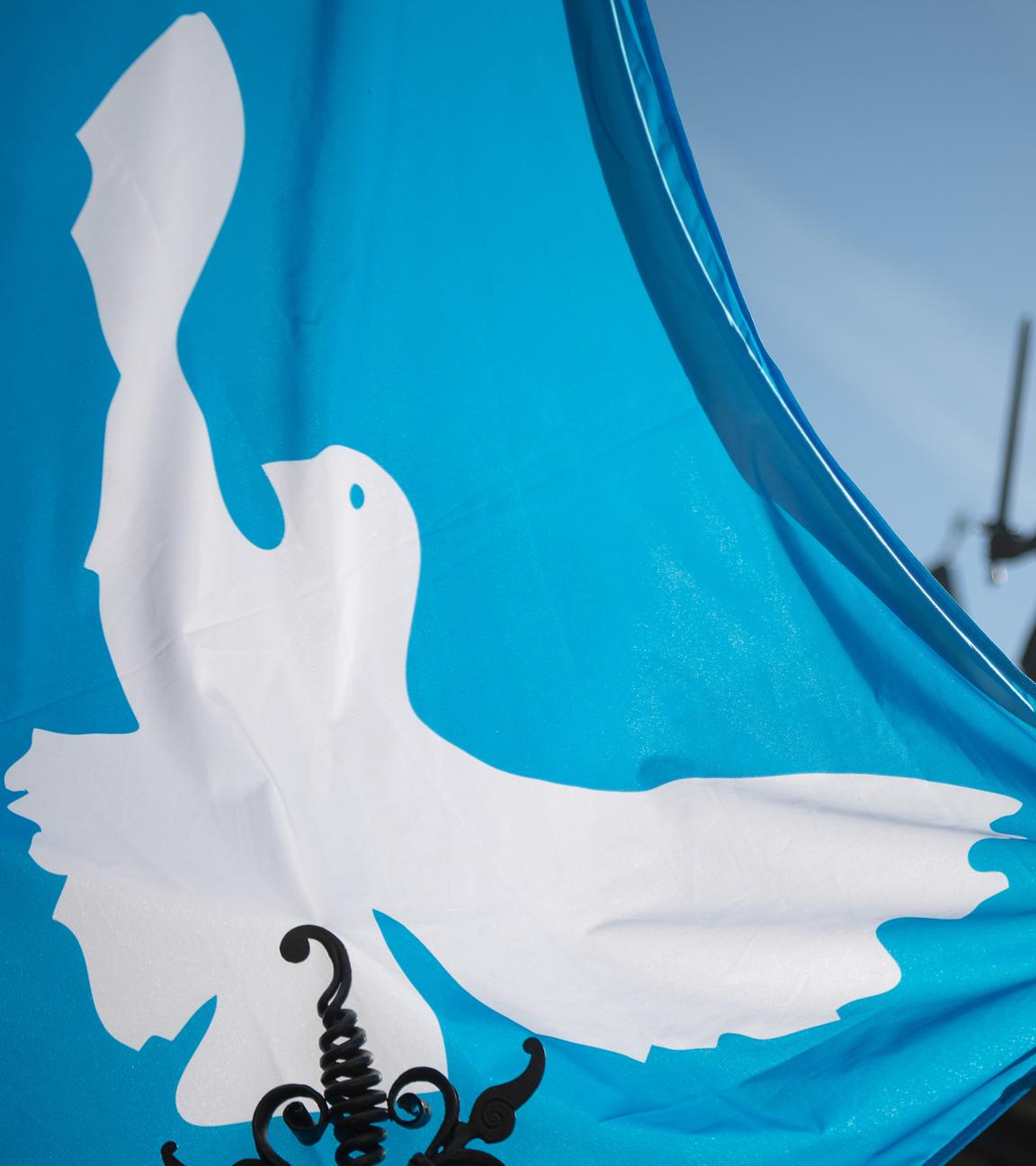 Die Fahne mit der Friedenstaube ist ein Symbol der Ostermärsche.