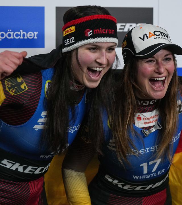 Merle Fräbel (links) und Julia Taubitz jubeln bei der Siegerehrung in Whistler