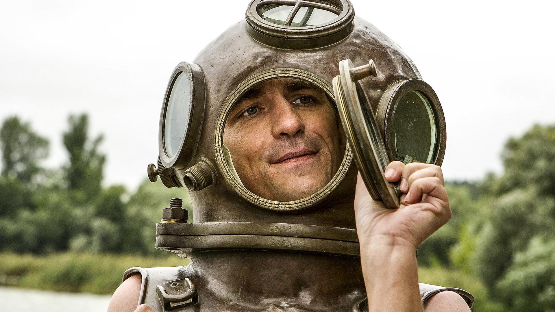 Fritz mit altem Taucherhelm