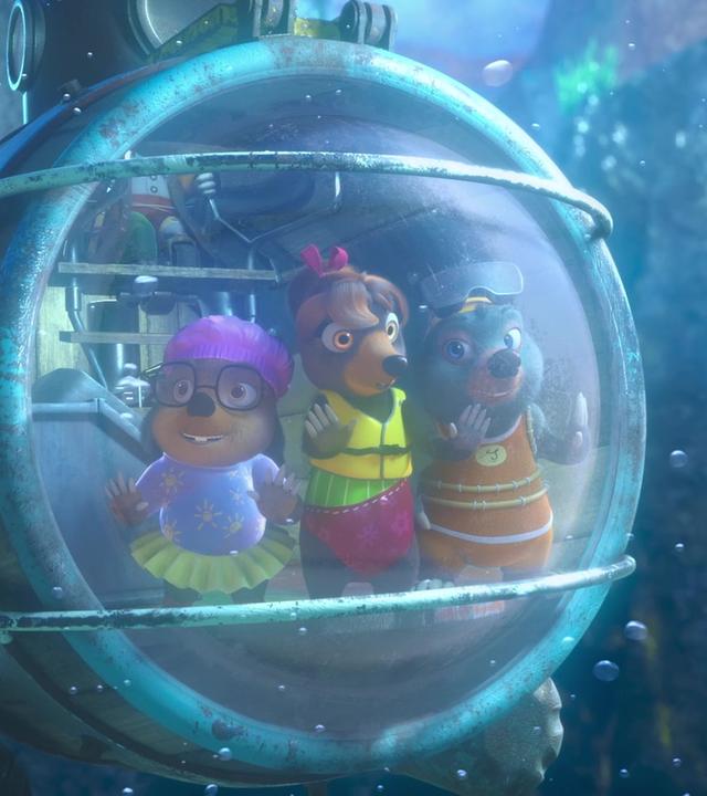 An der großen Frontscheibe eines kleinen U-Bootes stehen Dotty, Mona Lisa und Moley und betrachten fasziniert die Unterwasserwelt mit vielen leuchtenden Fischen.