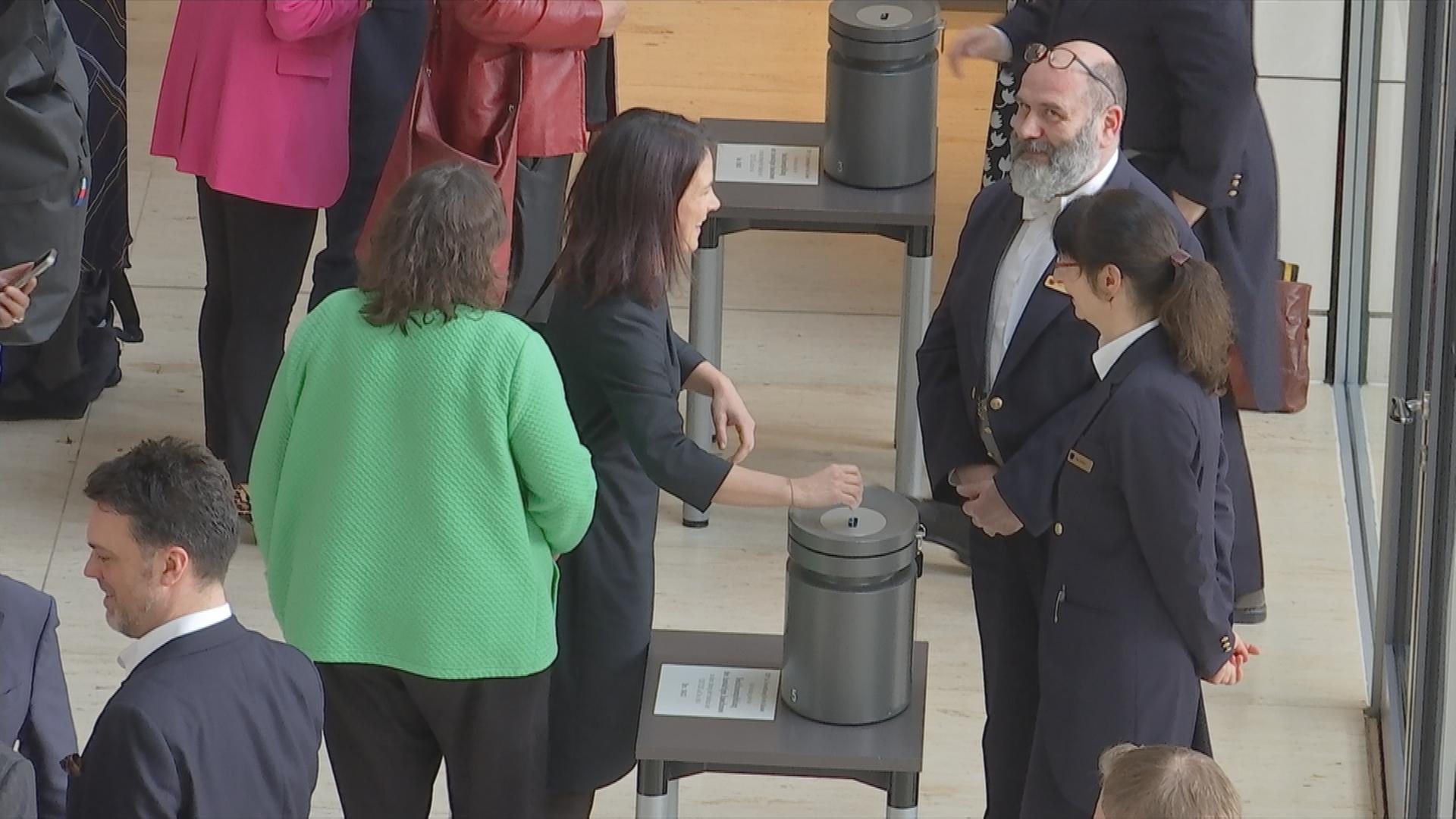 Annalena Baerbock wirft ihren Stimmzettel in die Wahlurne ein.