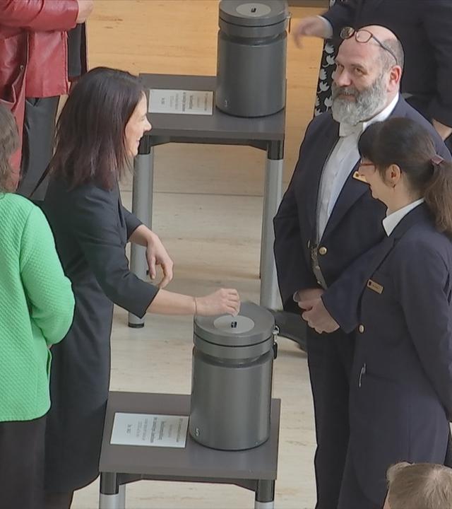 Annalena Baerbock wirft ihren Stimmzettel in die Wahlurne ein.