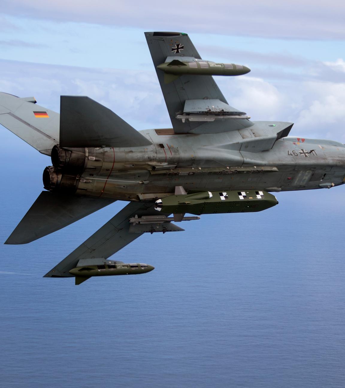  Die von der Bundeswehr herausgegebene Aufnahme zeigt einen Kampfjet Tornado IDS ASSTA 3.0, bestückt mit dem Lenkflugkörper Taurus, der im Rahmen der Übung «Two Oceans» über See fliegt.