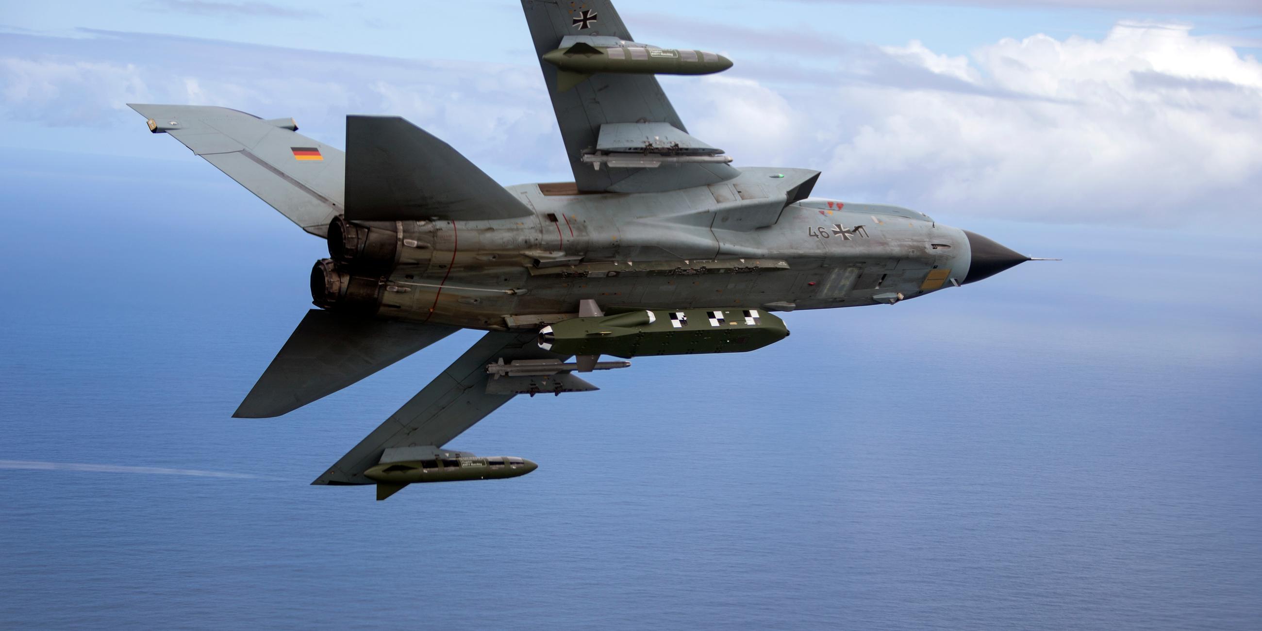  Die von der Bundeswehr herausgegebene Aufnahme zeigt einen Kampfjet Tornado IDS ASSTA 3.0, bestückt mit dem Lenkflugkörper Taurus, der im Rahmen der Übung «Two Oceans» über See fliegt.