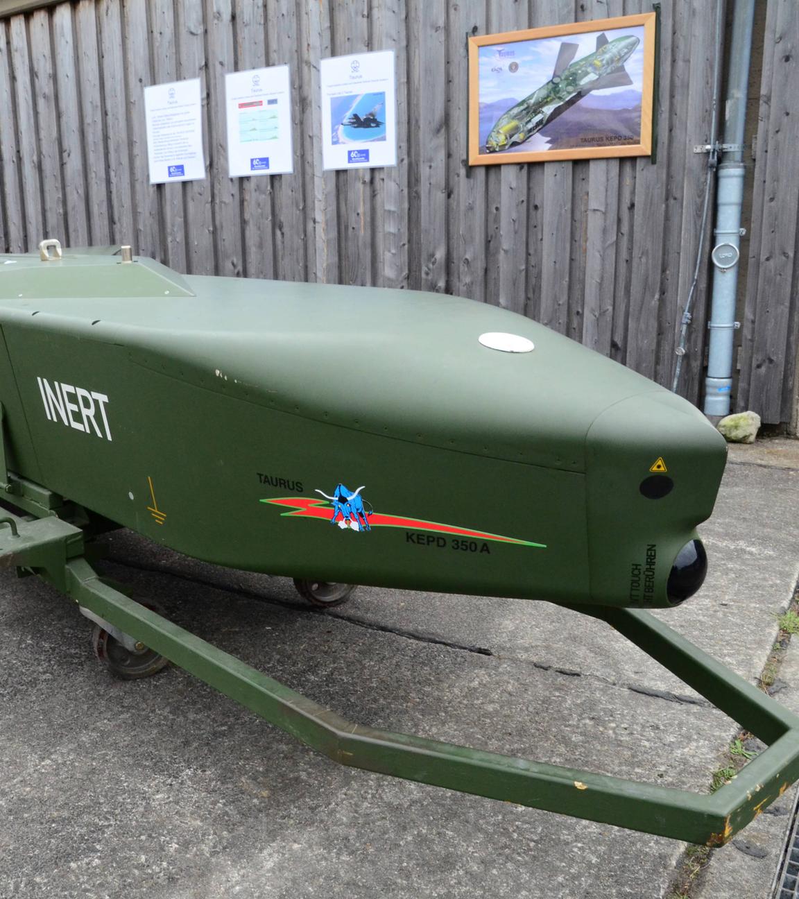 Taurus Marschflugkörper auf dem Transportgestell