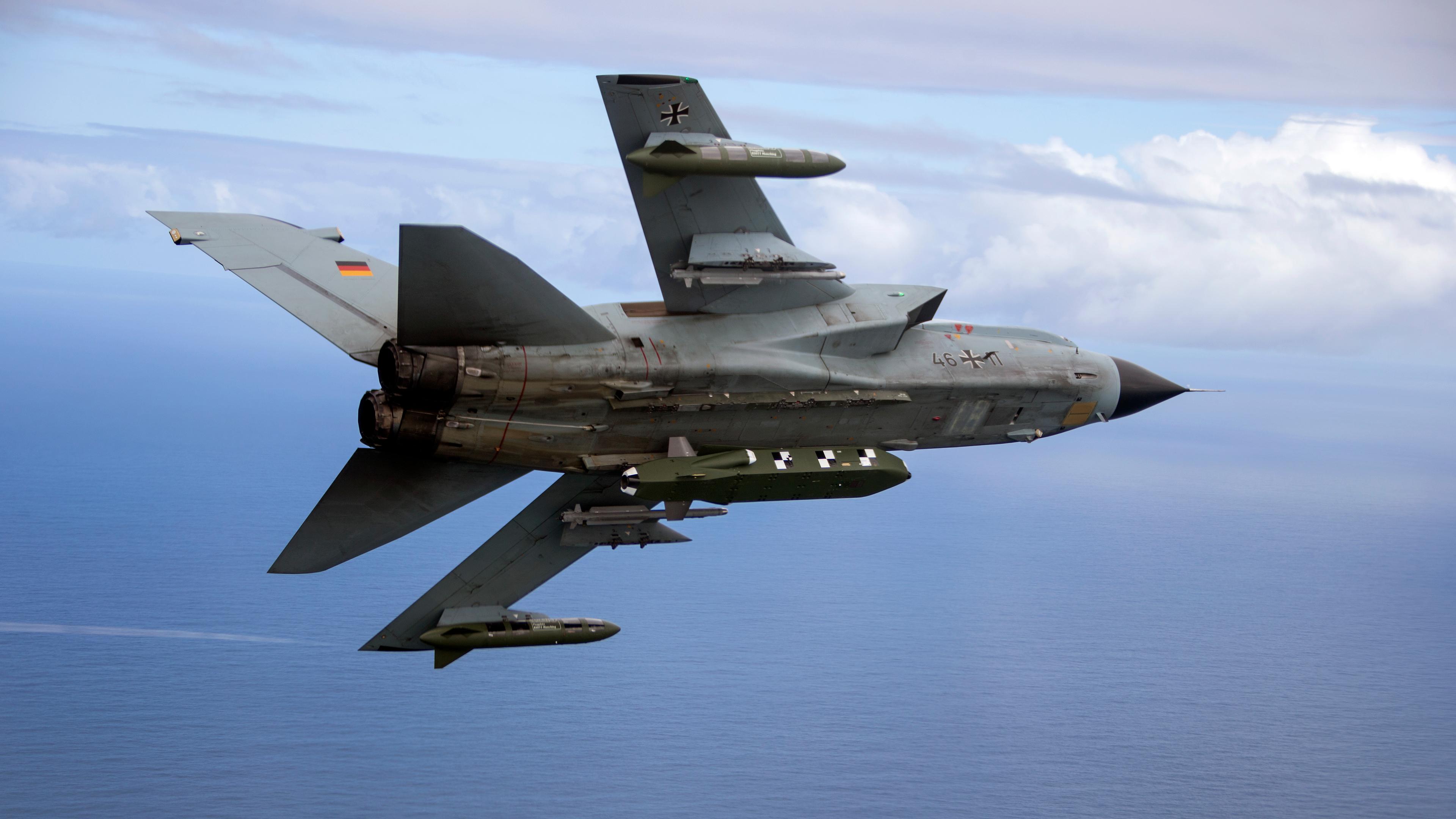 Die von der Bundeswehr herausgegebene Aufnahme zeigt einen Kampfjet bestückt mit dem Lenkflugkörper Taurus.