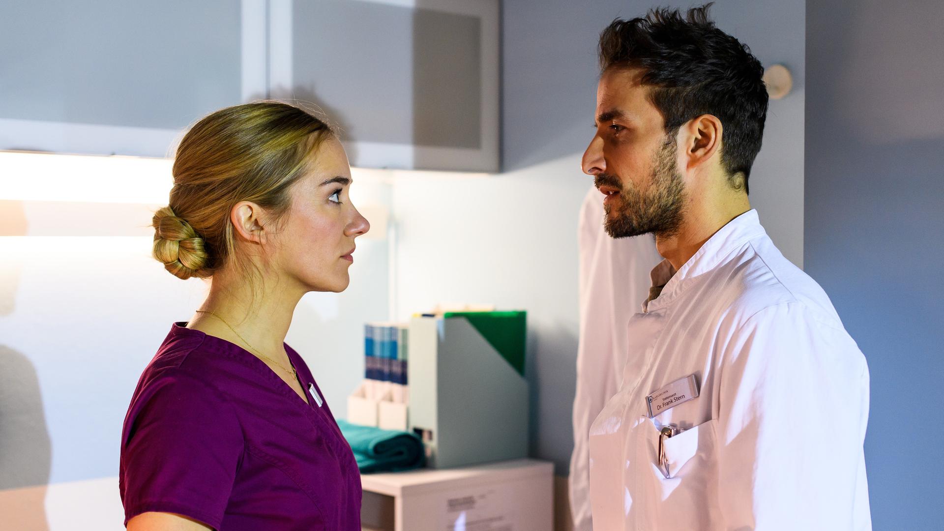 "Bettys Diagnose - Tausend mal berührt": Betty Weiss (Annina Hellenthal) und Dr. Frank Stern (Max Alberti) stehen sich gegenüber und sehen sich tief in die Augen.