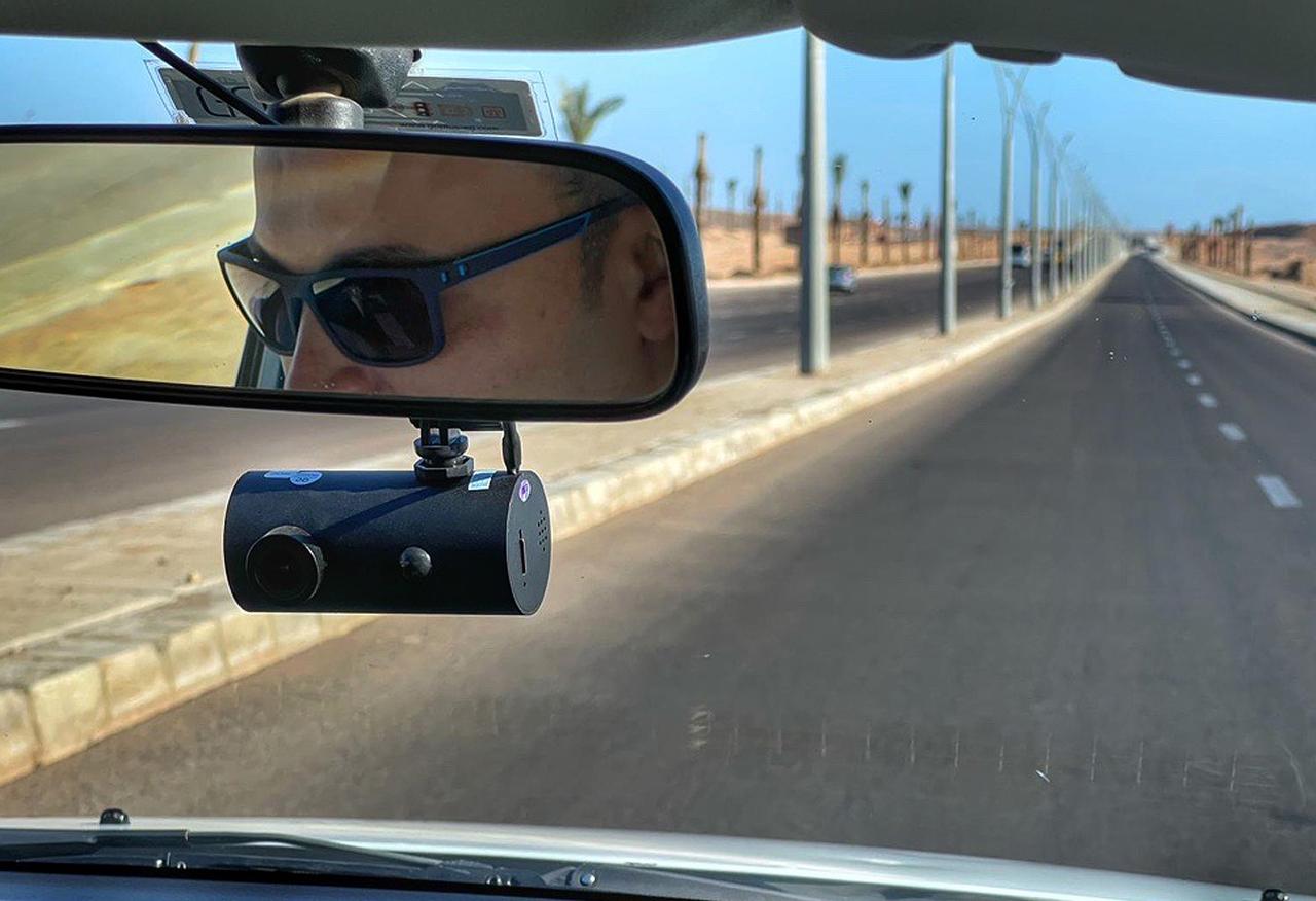Aufnahme aus einem Taxi in Scharm el Scheich: Unter dem Rückspiegel hängt eine Kamera.