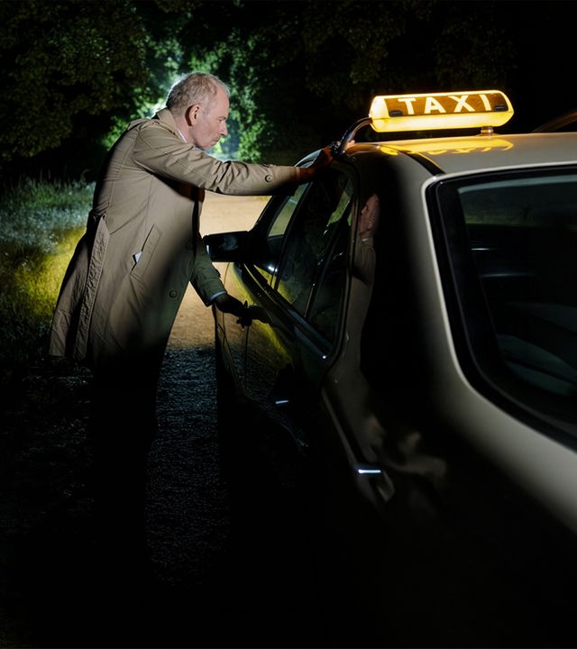 "SOKO Potsdam - Taxi nach Nirgendwo": Bernhard Henschel (Michael Lott) steht auf einem verlassenen Feldweg neben dem Taxi. Die Türen sind durch den Fahrer verschlossen, er kommt nicht mehr hinein. Das Taxi fährt davon.
