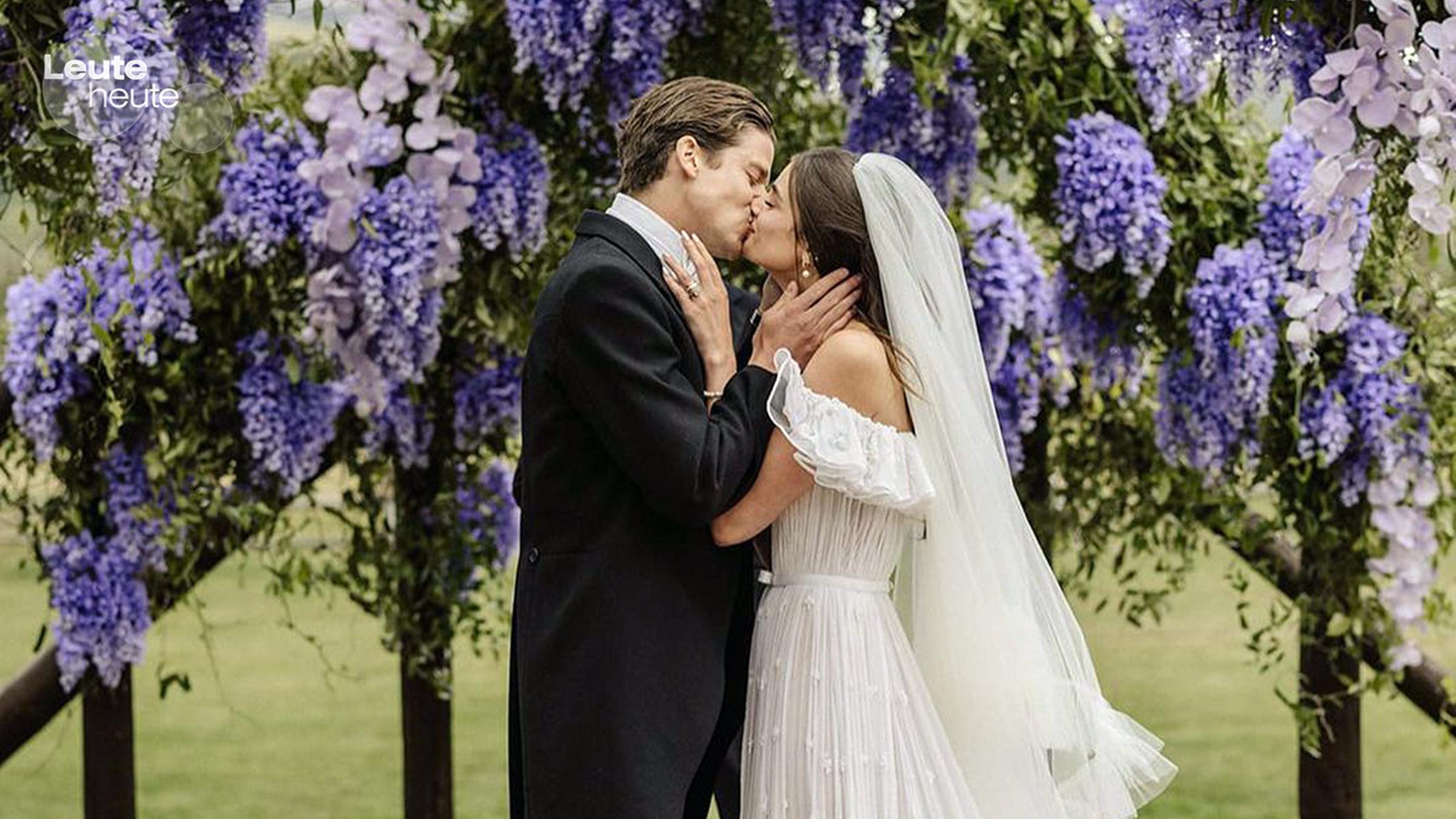 Taylor Hill und ihr Mann Daniel Fryer küssen sich in Hochzeitskleidung