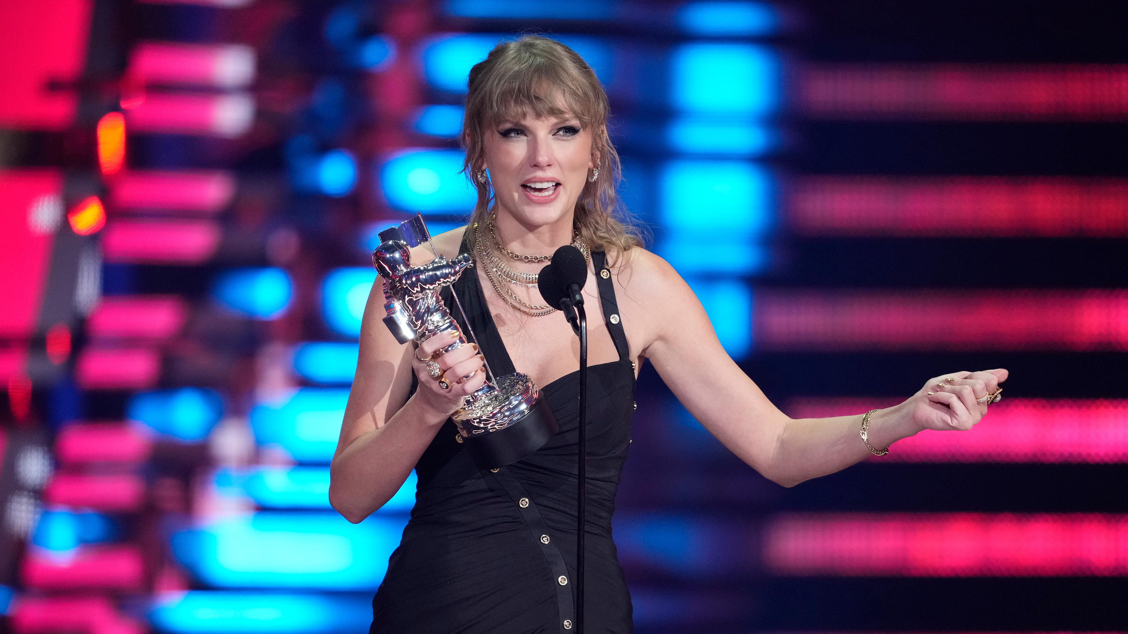 Die Sängerin Taylor Swift auf einer Bühne bei der MTV Video Music Awards, aufgenommen am 12.09.2023 in New York