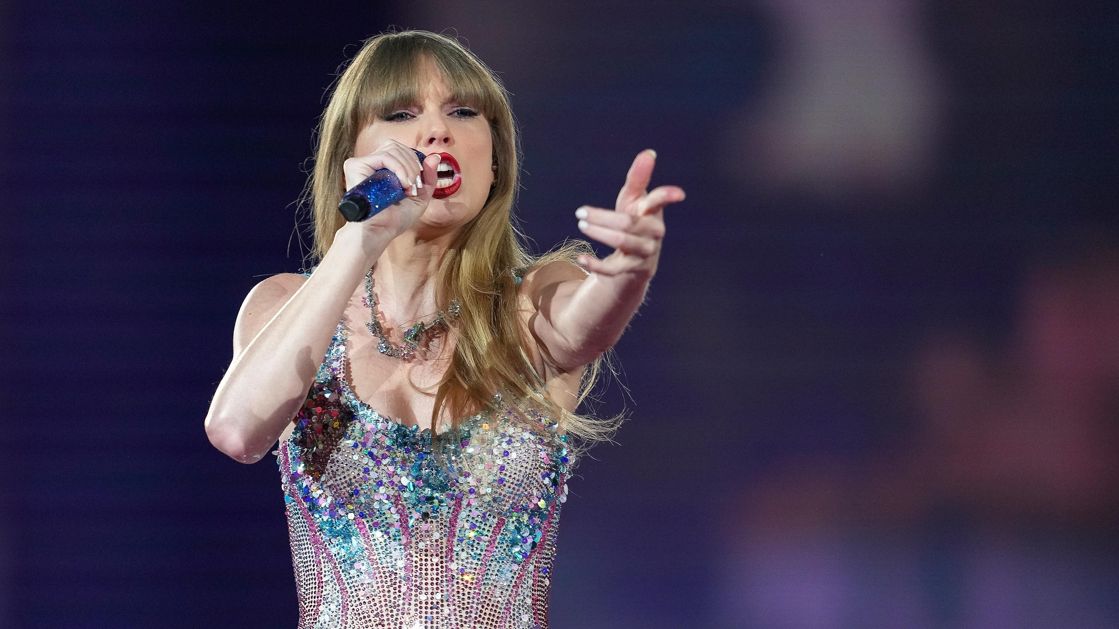 Die Sängerin Taylor Swift auf einer Bühne, aufgenommen am 07.02.2024
