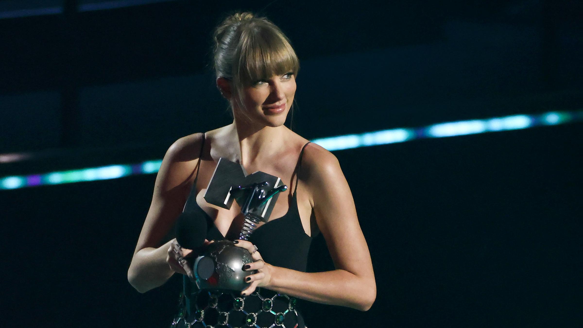 Taylor Swift freut sich über ihre Auszeichnung bei den MTV Europe Music Awards