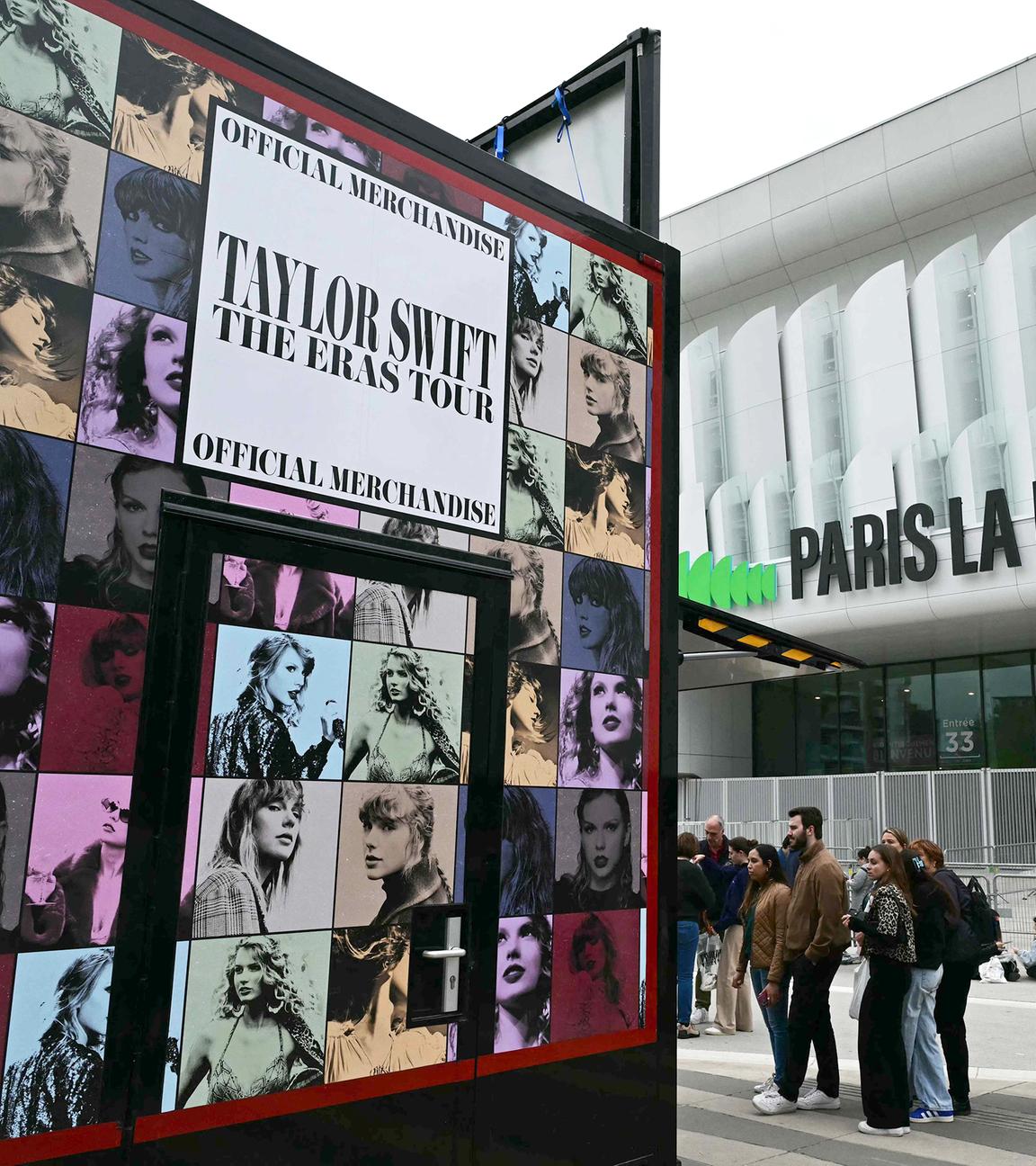 Fans der US-Sängerin Taylor Swift stehen einen Tag vor Beginn der Konzerte des Popstars in der Pariser La Defense Arena an, um Merchandise-Artikel zu erwerben.