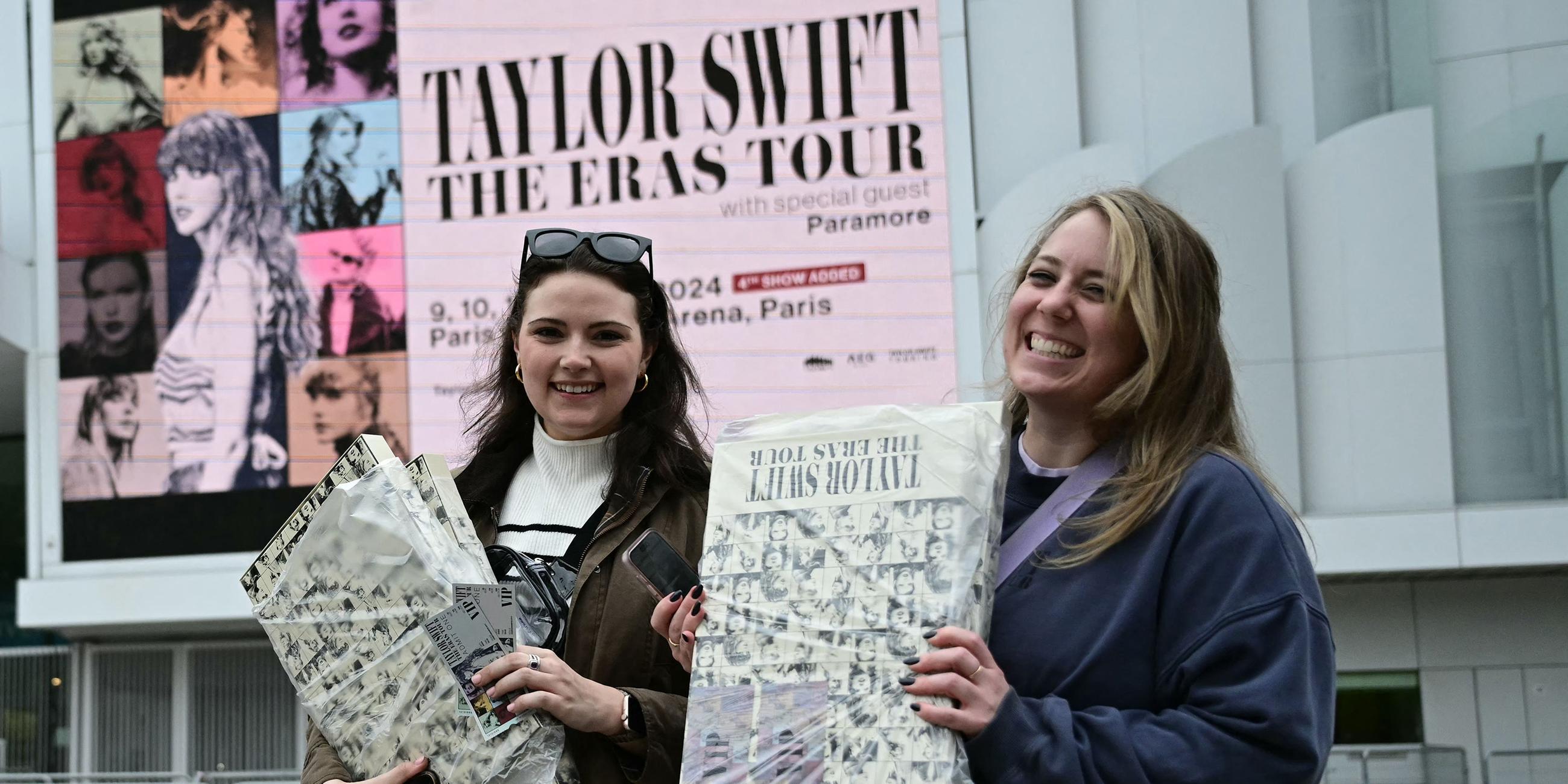Fans der US-Sängerin Taylor Swift posieren mit einem VIP-Logen-Paket