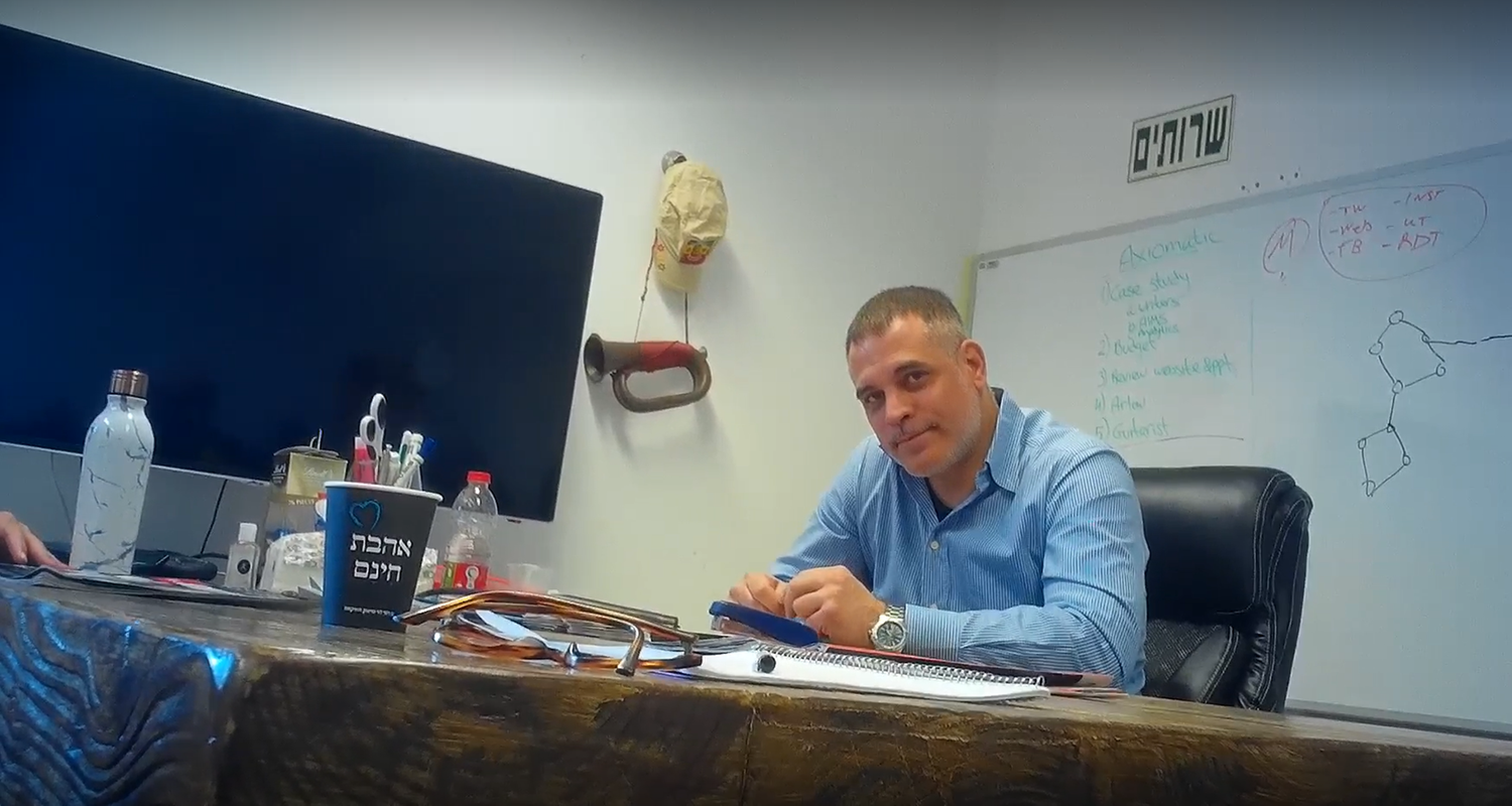 Tal Hanan, der Kopf hinter Team Jorge, gefilmt mit verdeckter Kamera in seinem Büro.