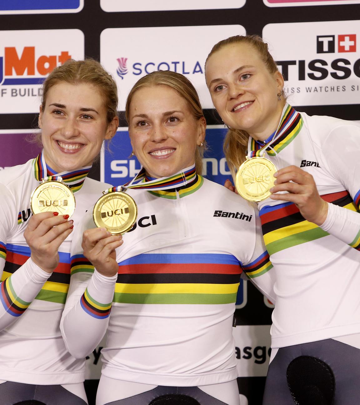 Bahn-Rad-Weltmeisterschaft, Teamsprint, Frauen: Die deutschen Fahrerinnen Pauline Sophie Grabosch, Emma Hinze und Lea Friedrich (von links) zeigen ihre Goldmedaillen.
