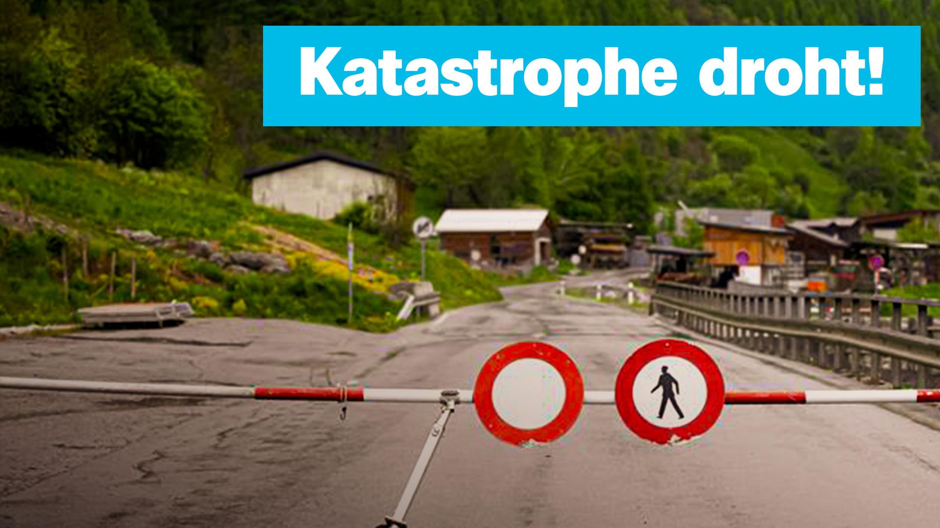 Abgesperrtes Bergdorf mit Aufschrift "Katastrophe droht"