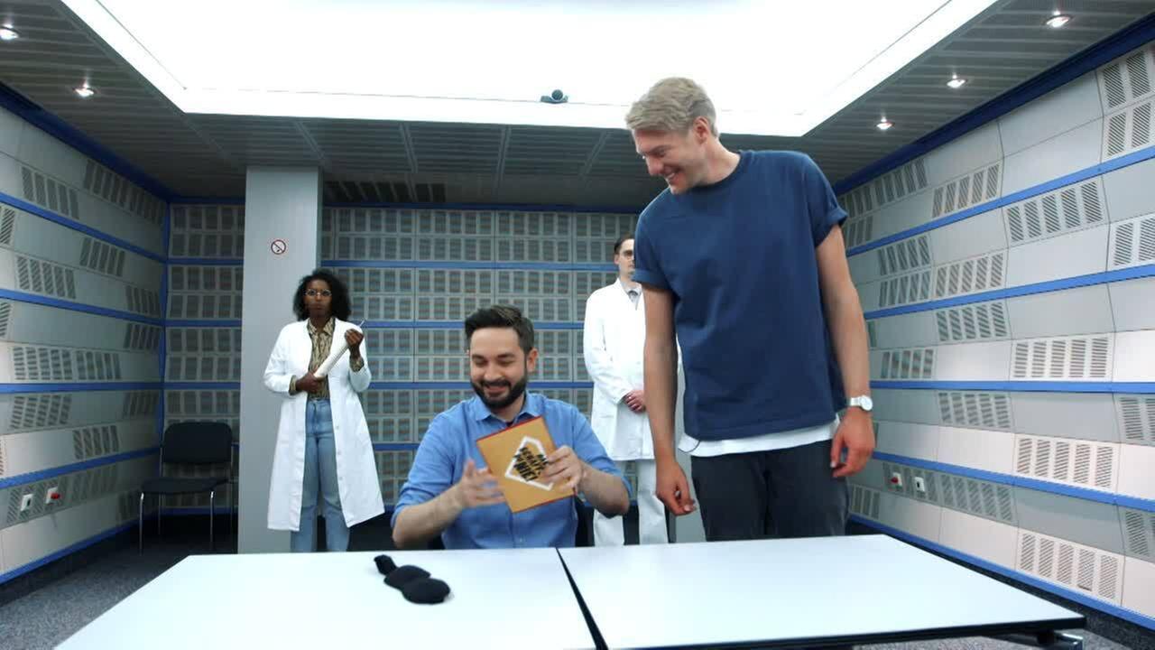 Eingesperrt ohne Licht und Uhr: Errät Meini die Zeit? -- Das schaffst du nie!