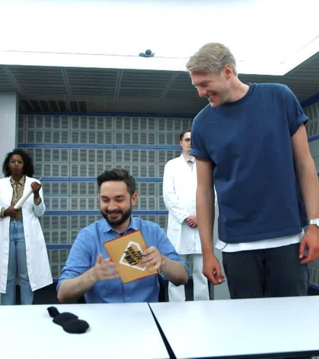 Eingesperrt ohne Licht und Uhr: Errät Meini die Zeit? -- Das schaffst du nie!