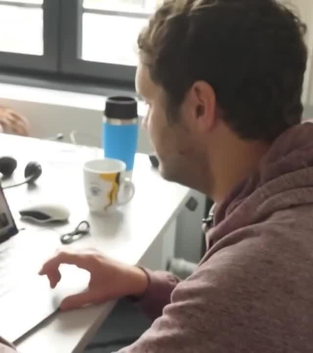 Endlich wieder Stockfoto-Suche! ‍️ @gunnarkrupp hat vor einiger Zeit ein Stockfoto von sich hochgeladen - das ist jetzt überall. Aber dürfen all diese Redaktionen und Webseiten einfach so sein Bild verwenden? 