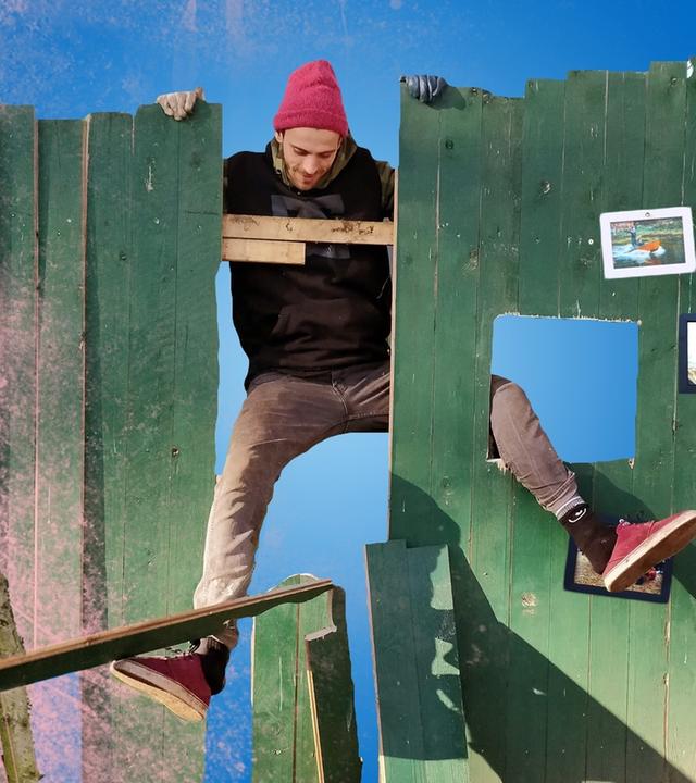 Kliemannsland-Museumszaum mit Fahnenmast und Tramperbank- Kliemannsland