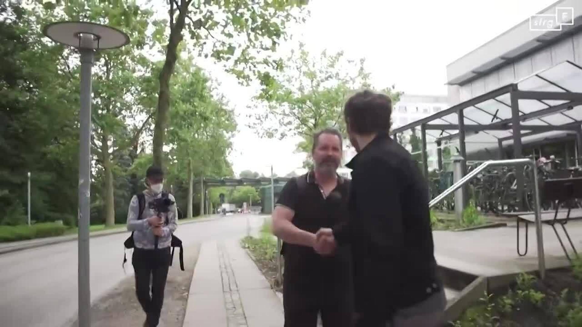 Mr. X hat im US-Gefangenenlager Guantanamo Insassen gefoltert. Wie geht er heute damit um? Das wollte der Journalist John Goetz herausfinden und hat ihn nach jahrelanger Recherche ausfindig gemacht.