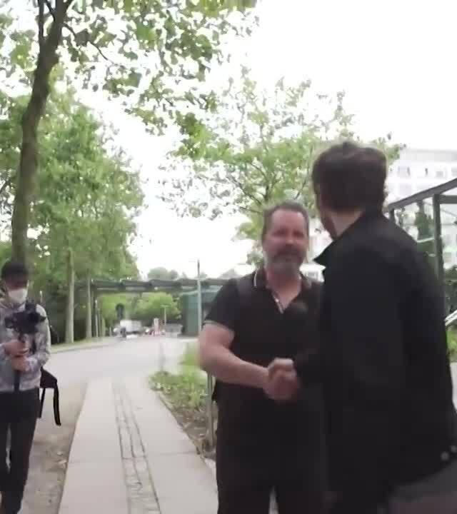 Mr. X hat im US-Gefangenenlager Guantanamo Insassen gefoltert. Wie geht er heute damit um? Das wollte der Journalist John Goetz herausfinden und hat ihn nach jahrelanger Recherche ausfindig gemacht.