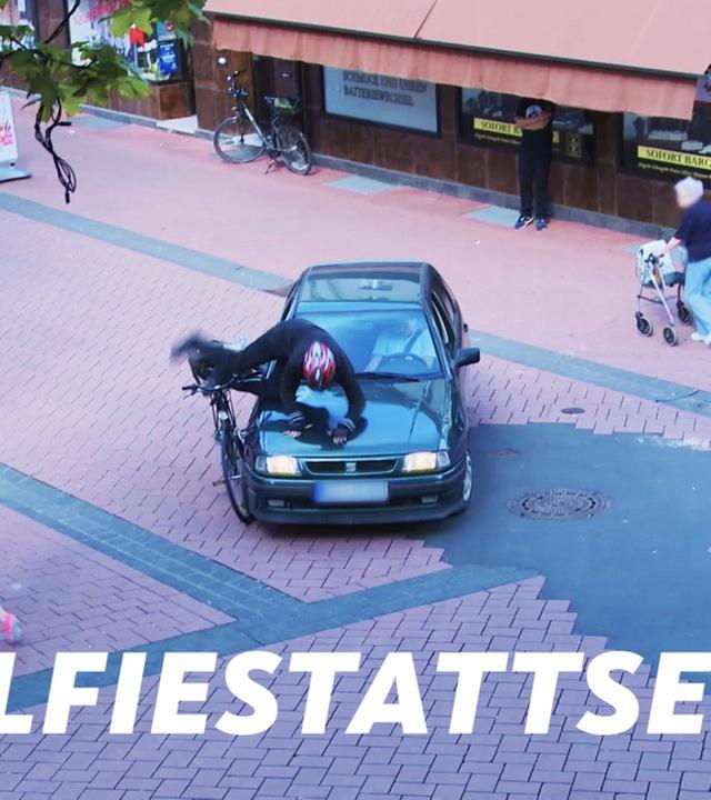 Wie reagieren Gaffer, wenn man sie ertappt? - #HelfieStattSelfie!