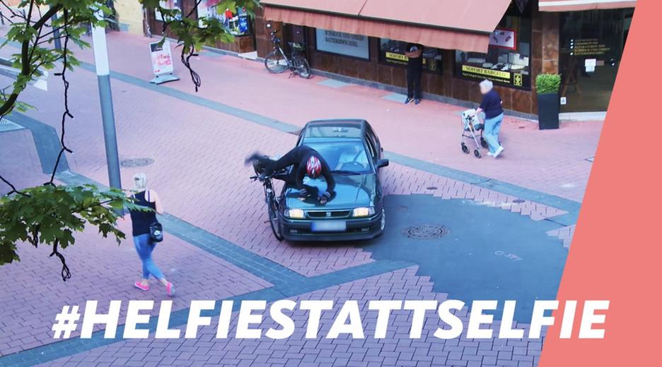 Wie reagieren Gaffer, wenn man sie ertappt? - #HelfieStattSelfie!
