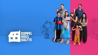 Keyvisual - Doppelhaushälfte: Das offizielle Poster der deutschen Comedy-Serie zeigt die zwei rivalisierenden Nachbarfamilien Knuppe und Sawadi-Kröger, die sich misstrauisch vor einem blau-rosa geteilten Hintergrund gegenüberstehen.