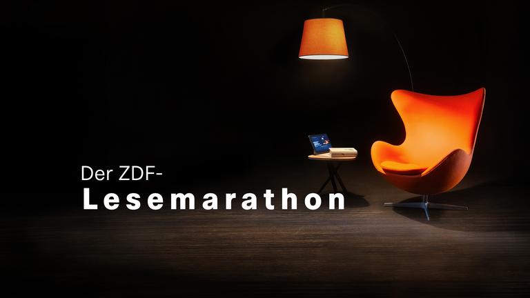 Ein Sessel, ein Beistelltisch und eine Leselampe auf einer sonst dunklen Bühne
