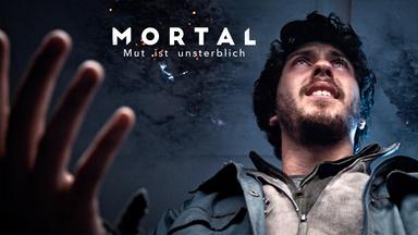 In Polizeigewahrsam zerstört Eric (Nat Wolff) mit seinen übernatürlichen Kräften, ob einer Panikattacke, ungewollt das Polizeirevier. Eric steht mit verweinten Augen und ausgestreckten Händen in einem Raum. Er ist umhüllt von leichtem Rauch, die Decke weist Brandspuren auf.