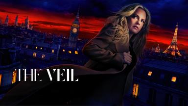 Keyvisual „The Veil“ zeigt die MI6-Agentin Imogen Salter (Elisabeth Moss) in einem langen Mantel auf einem Dach. Im Hintergrund verschmilzt eine nächtliche Skyline mit Wahrzeichen aus London und Paris vor einem roten Abendhimmel.