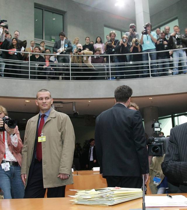 2005 - "Ein Denkmal wankt" Fischer und die Visa-Affäre